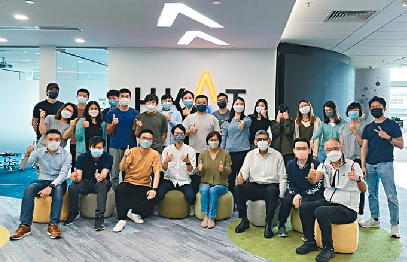 ■辛子雋（前排左三）創立維視拍，五年內已發展成為近二十人團隊。
