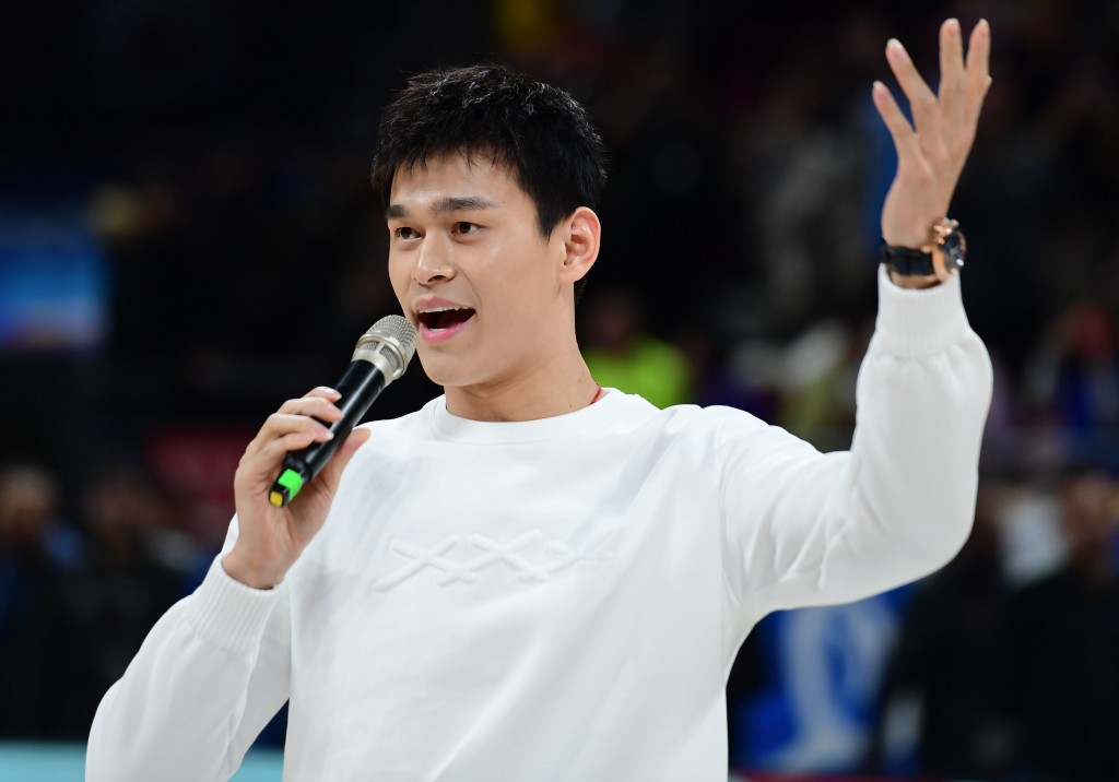 2019-2020中國男子籃球職業聯賽（CBA）常規賽比賽中，游泳運動員孫楊在現場向觀眾致意。新華社資料圖