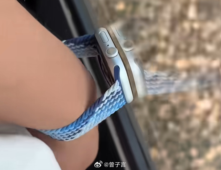 网上流传Apple Watch可以贴在高铁的玻璃上。（微博）