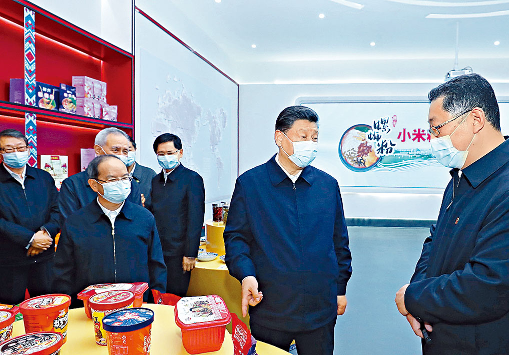 习近平参观柳州螺蛳粉生产厂。