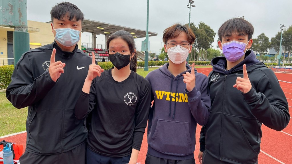 李明珠(左2)、湯灝賢教練(左1)及教練團合照。 湯家寶攝