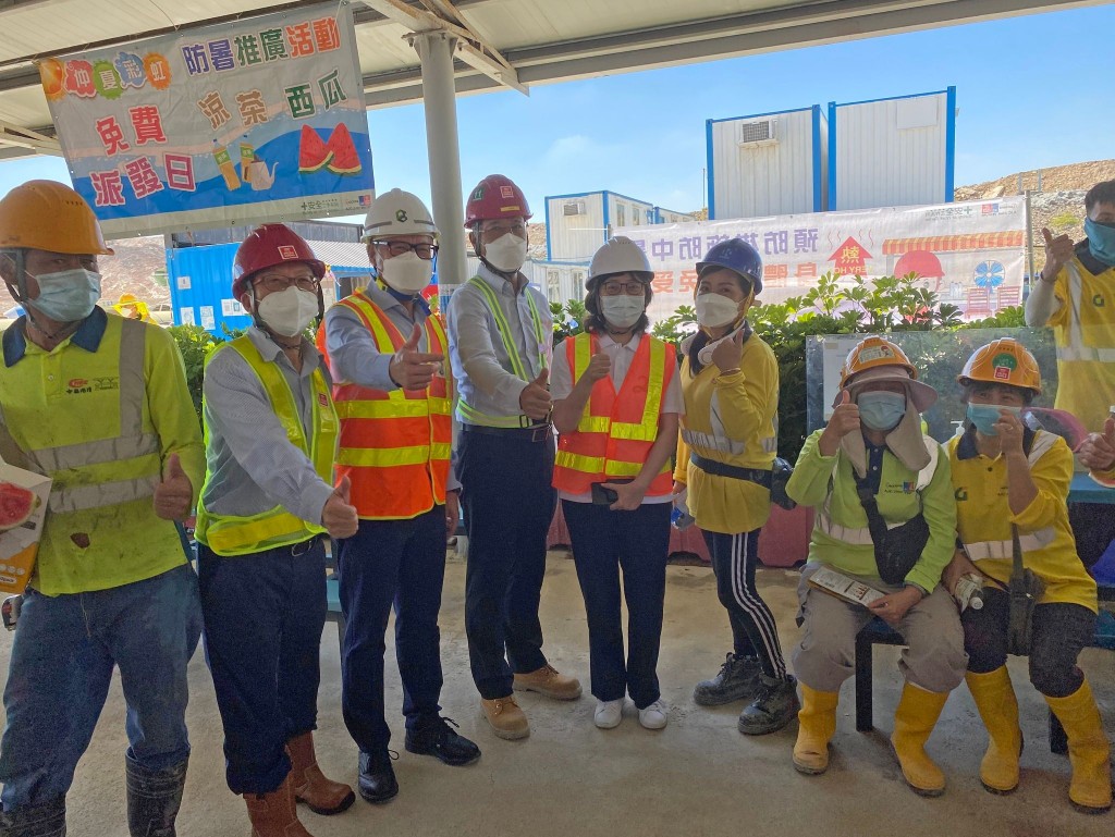 发展局局长甯汉豪下午到访水务署于将军澳的海水化淡厂工地。发展局FB图片