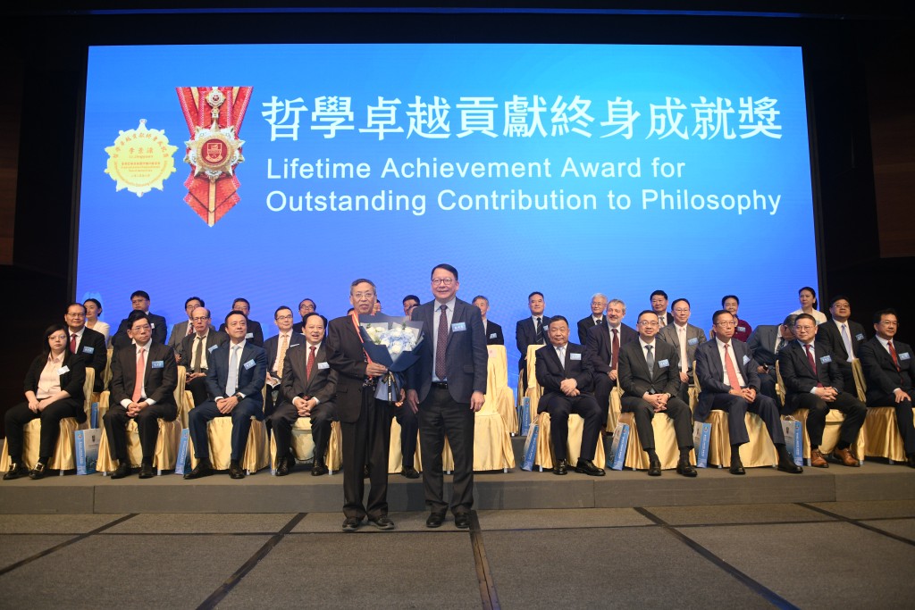 首屆香港哲學紫荊國際論壇今日起在灣仔會展一連兩日舉行。 首屆香港哲學紫荊國際論壇今日起在灣仔會展一連兩日舉行。