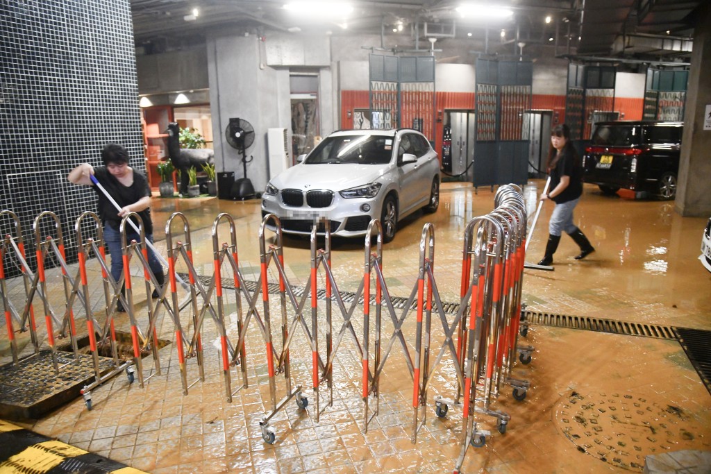 大量黃泥水湧入附近一間酒店停車場。徐裕民攝 大量黃泥水湧入附近一間酒店停車場。徐裕民攝