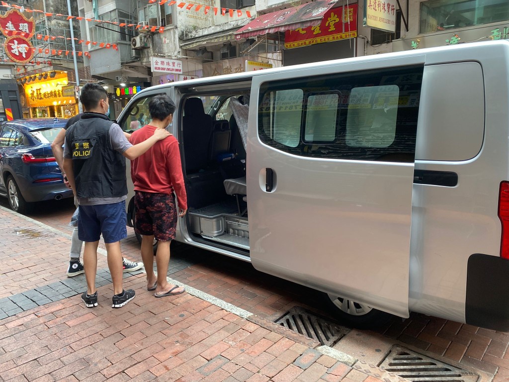 警方在油麻地廟街打擊色情光碟店舖。警方圖片