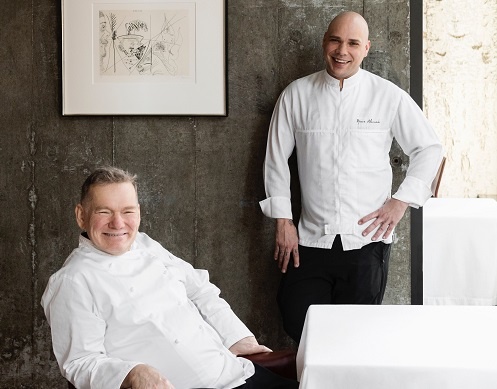 Roland Schuller(图左)及Bjoern Alexander是城中著名星厨，擅长利用环球食材，烹调出风格独特的欧陆料理。