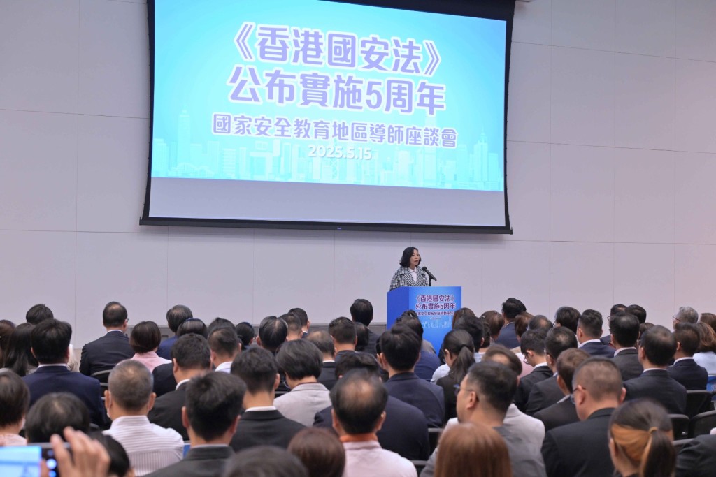 民政及青年事務局局長麥美娟,在《香港國安法》公布實施5周年國家安全教育地區導師座談會致歡迎辭。(民青局提供圖片) 民政及青年事務局局長麥美娟,在《香港國安法》公布實施5周年國家安全教育地區導師座談會致歡迎辭。(民青局提供圖片)