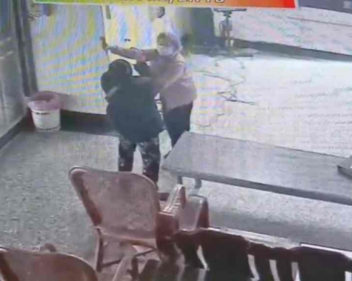 兩老婦為唱K大打出手。網圖