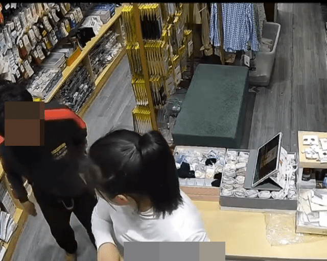 女店員再一愕：「幹嘛？」