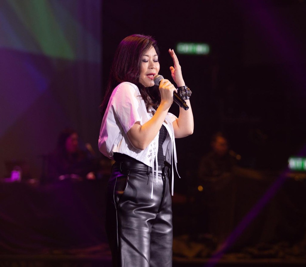 林志美在郑国江演唱会上再唱《初恋》。