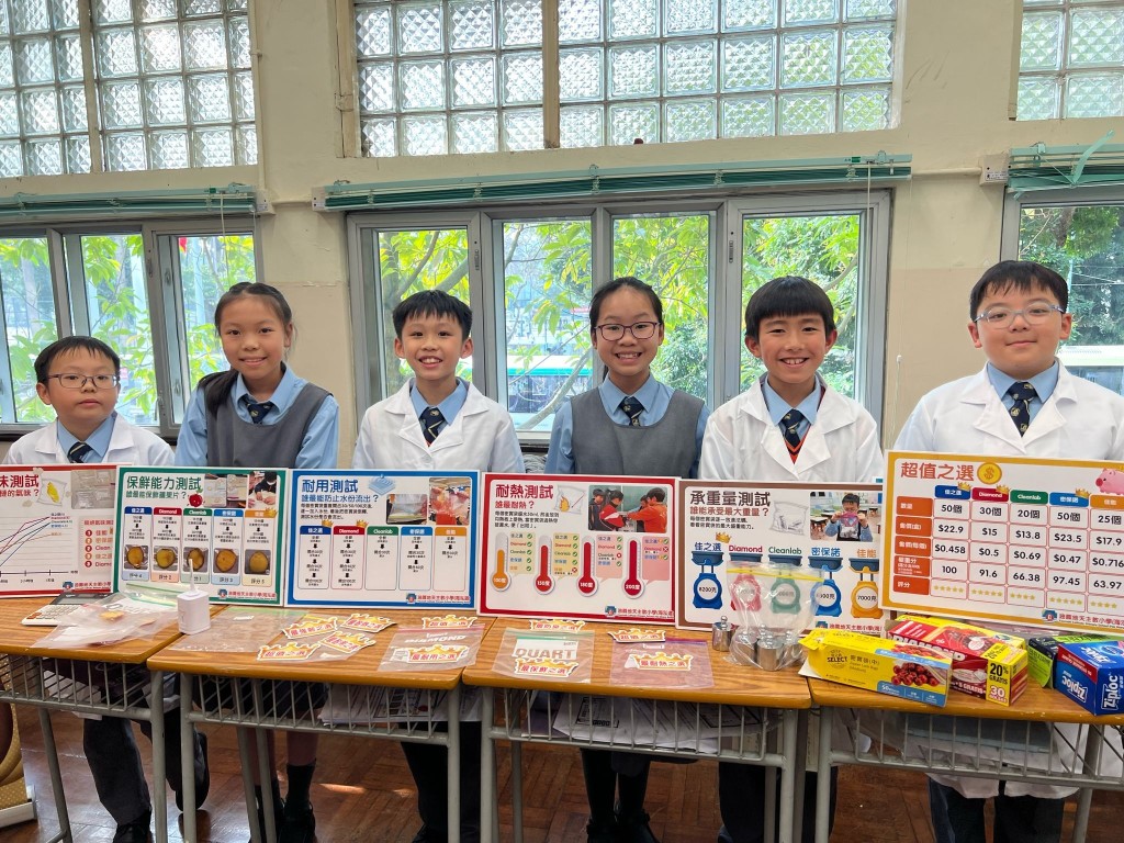 楺浠(左四)跟同學組隊參加 皇仁書院主辦的「小小發明家—創意資優比賽」。（圖片來源：受訪學校提供）