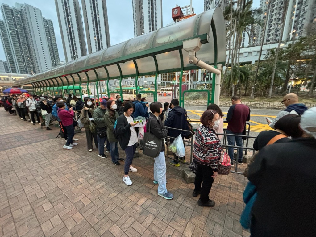 葵芳站外接驳往荔景山上祖尧邨及丽瑶邨的小巴站，每逢上下班时段便站满人龙。(资料图片)
