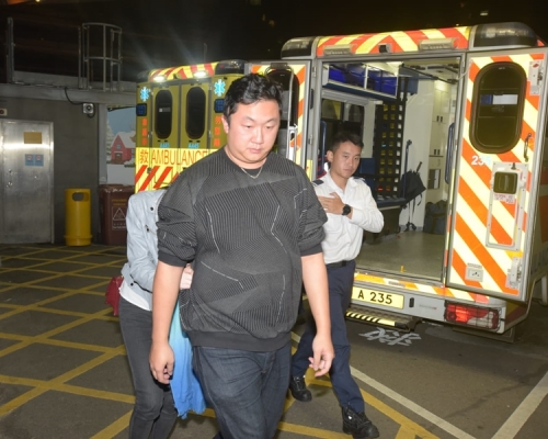 男事主及其女友一同送院。