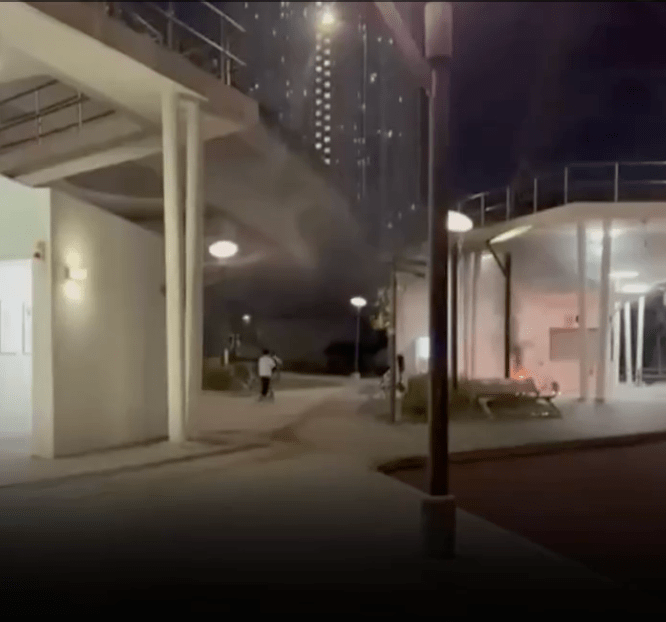 從網上影片可見，單車燃燒時至少3名青少年在旁，火勢一度猛烈，火光熊熊照亮周邊街道。THREADS@hihihihihiiiihiihhiiiii