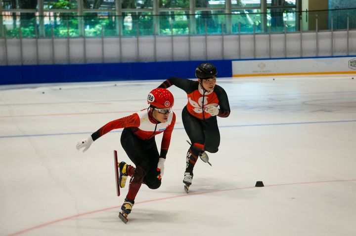 愉景灣溜冰場今夏邀來北京冬奧港隊代表朱定文（左）教授短道速滑技巧。