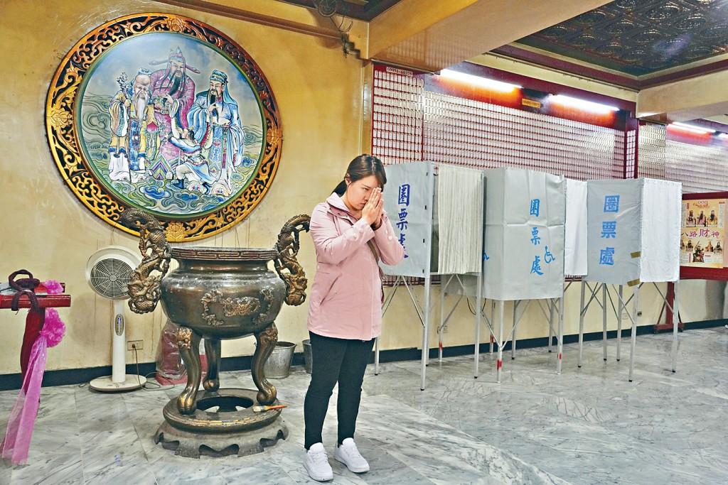 有新北市選民投票後,隨即在票站所在的寺廟內求神保佑。