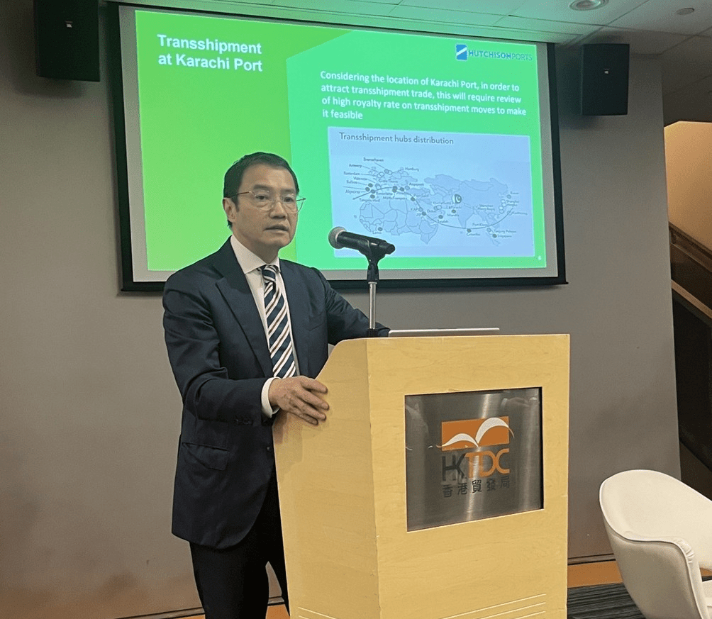 和记港口集团中东及非洲港口业务董事总经理蔡荣杰先生参与香港与巴基斯坦物流航运论坛，分享和记港口在巴基斯坦的投资。
