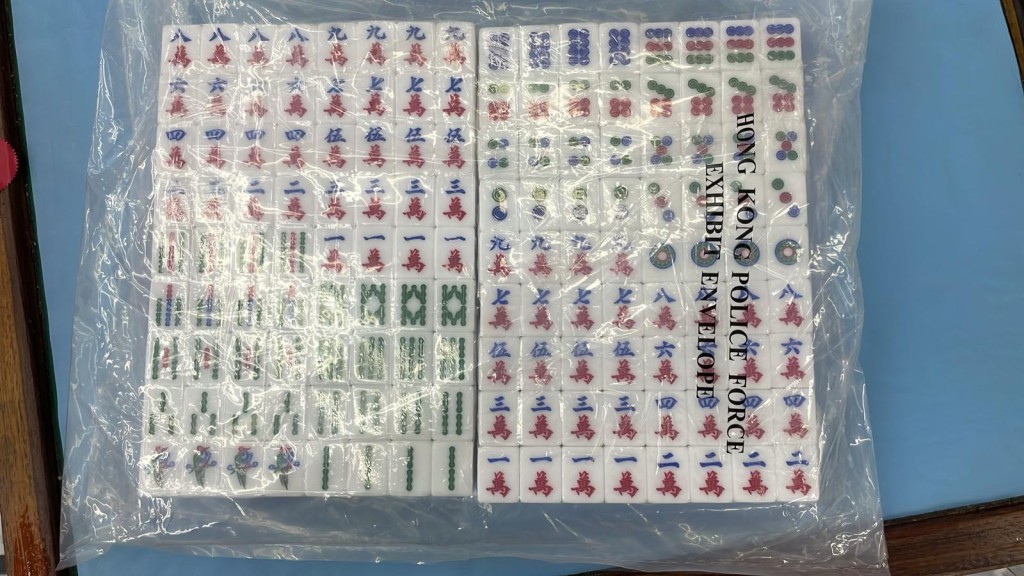 警方於大埔非法麻雀檔檢獲的證物，包括五副麻雀賭具。警方圖片