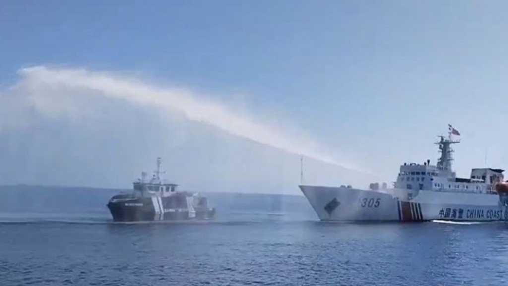 昨日(9日)菲律宾闯入南海中国水域的船只，遭中国海警以水炮压制。影片截图