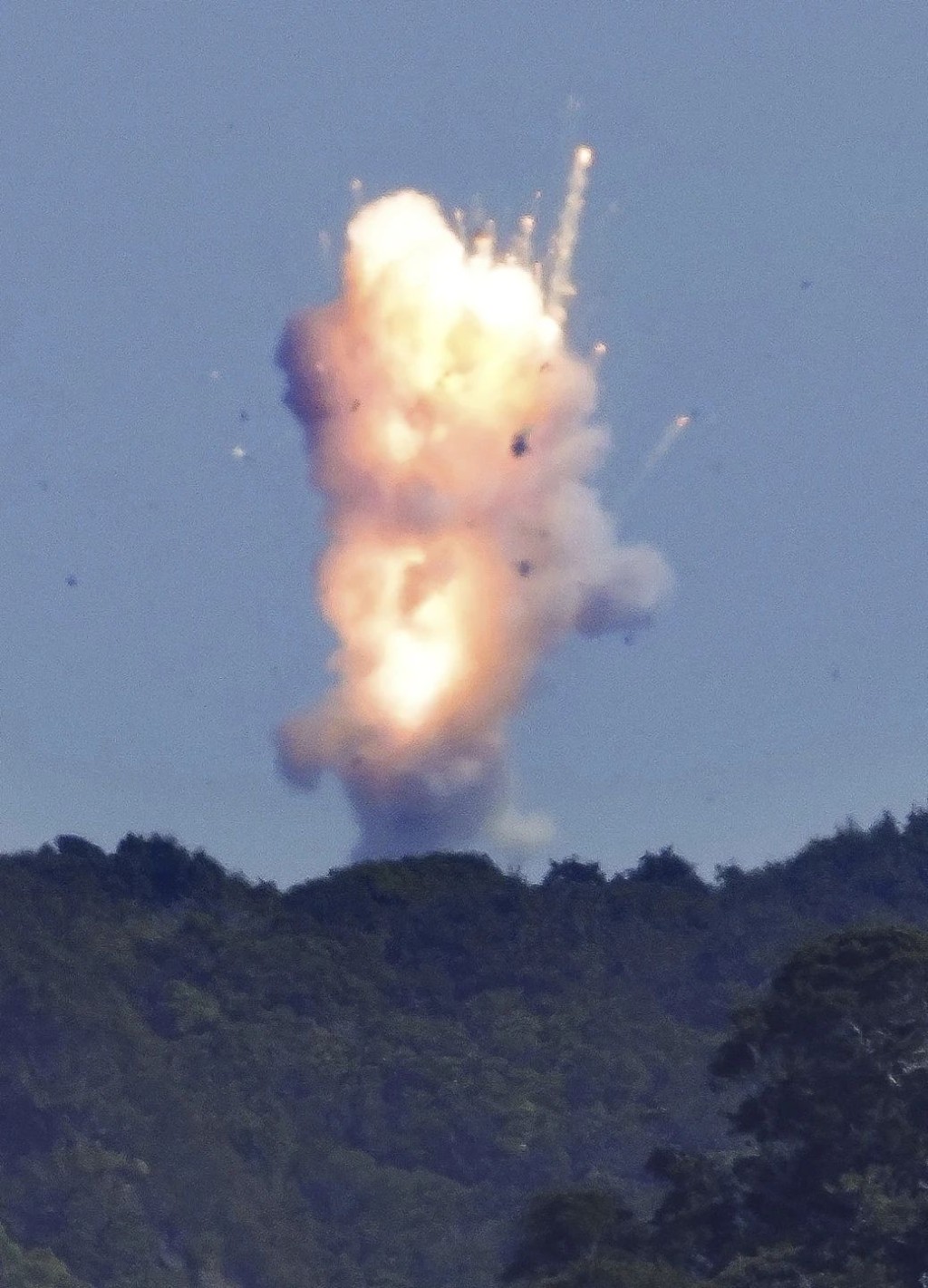 日本SpaceOne公司火箭試飛發生爆炸，冒出火光和濃煙。 AP