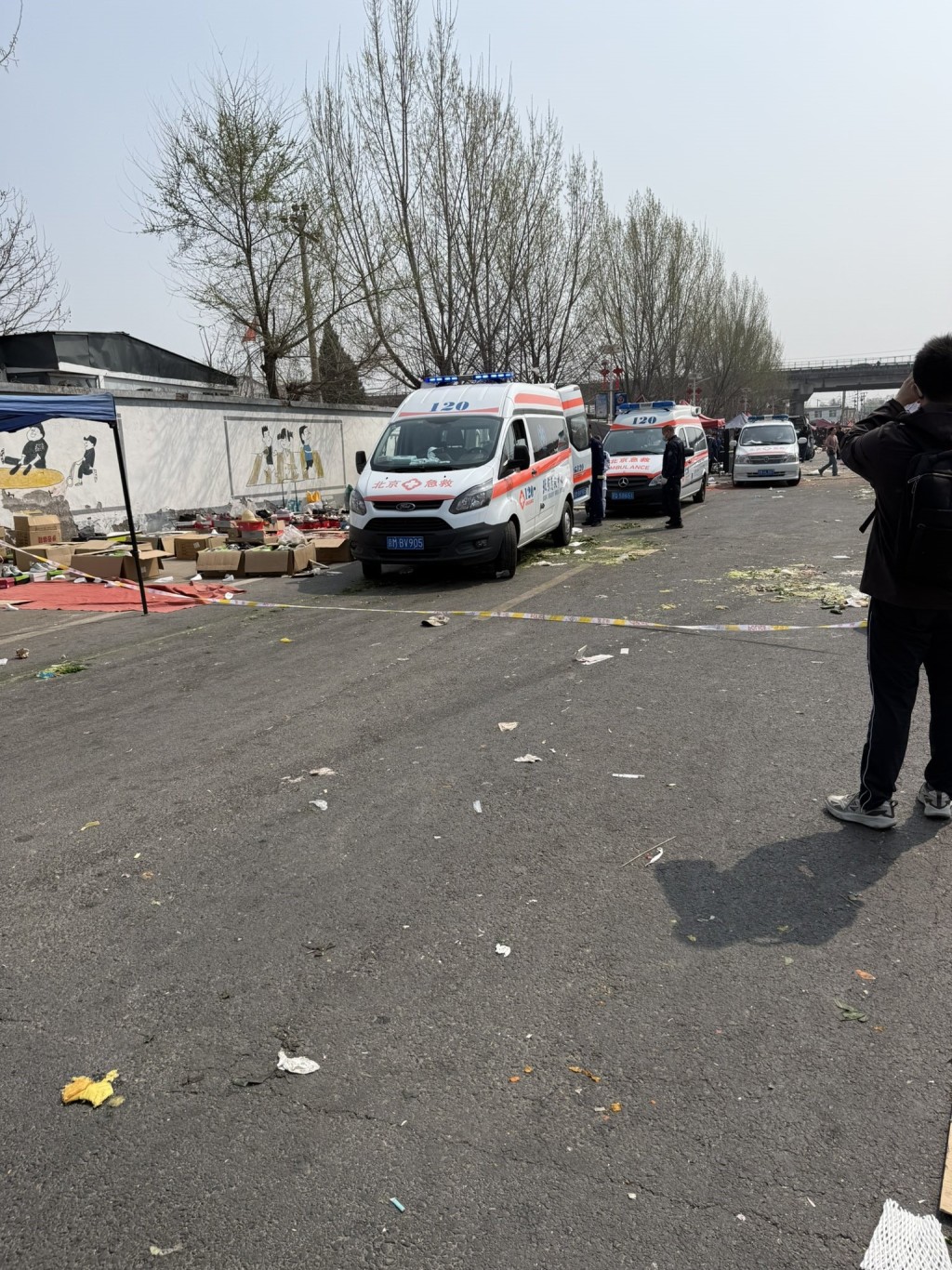 大批消防、救护人员到场拯救伤者。X