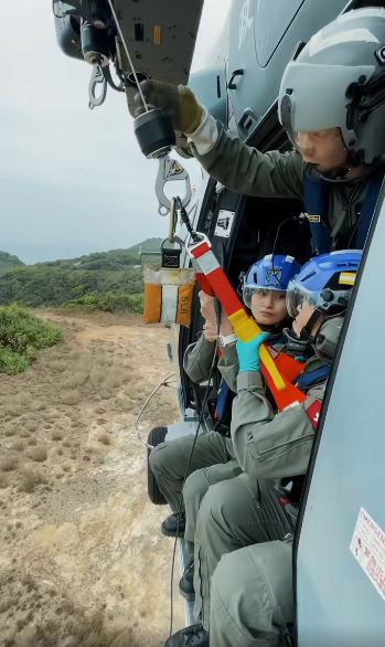 飛行服務隊醫護爭分奪秒救人。 飛行服務隊醫護爭分奪秒救人。