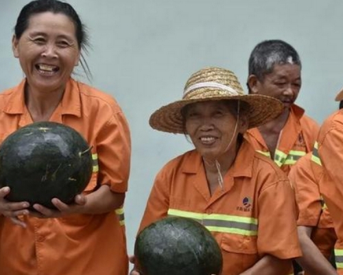 老闆指西瓜錢也是通過微信轉賬。