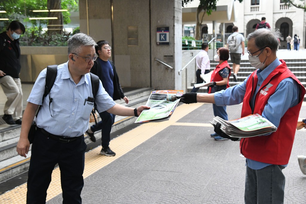 防骗刊物《提纸》随免费报章《头条日报》及《英文虎报》（The Standard）附送。