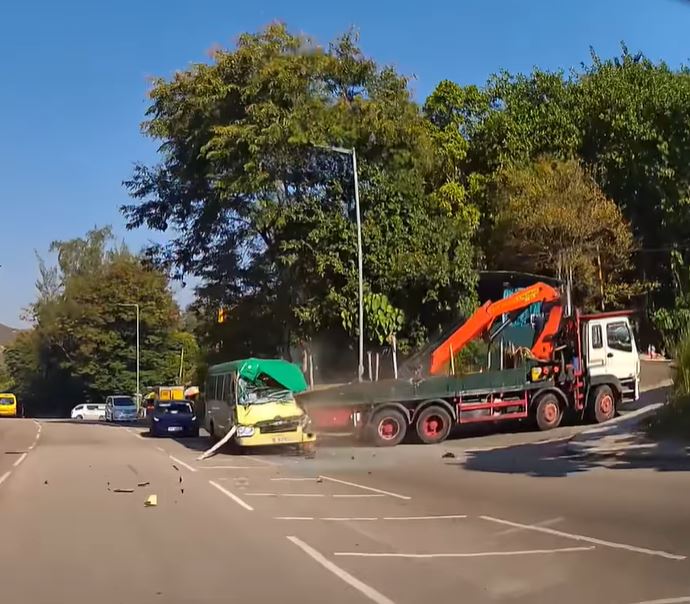 小巴擋風玻璃爆裂，車頂下陷變形。fb車cam L（香港群組）影片截圖