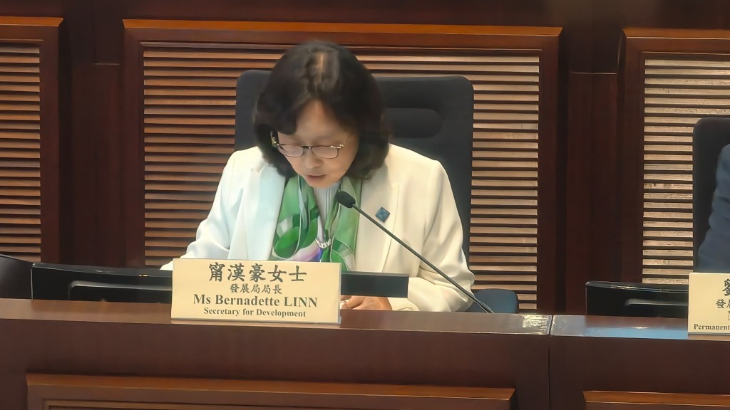 甯漢豪表示,如果承建商或顧問觸犯與誠信相關的條例會被即時除名。 甯漢豪表示,如果承建商或顧問觸犯與誠信相關的條例會被即時除名。