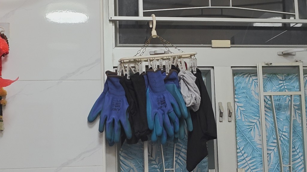 家中窗邊仍掛有事主上班時用的手套。黃文威攝 家中窗邊仍掛有事主上班時用的手套。黃文威攝