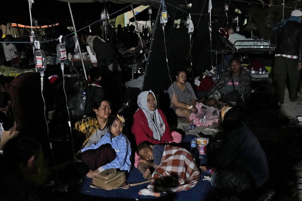 受傷的倖存者正印尼Cianjur的一家醫院的臨時帳篷內接受治療。AP