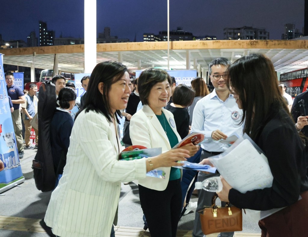 教育局局長蔡若蓮(左二)、常任秘書長陳穎韶(左一)、副局長施俊輝(左三)向市民介紹立法會選舉的重要性。 教育局局長蔡若蓮(左二)、常任秘書長陳穎韶(左一)、副局長施俊輝(左三)向市民介紹立法會選舉的重要性。