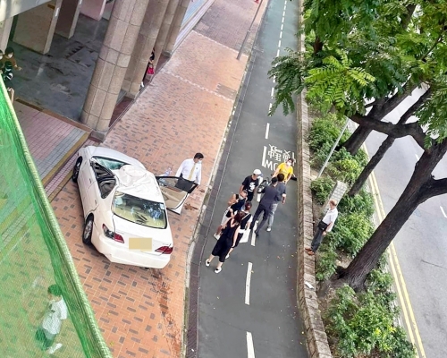 私家車失控鏟上行人路。fb「香港突發事故報料區」Bosco Chu圖片