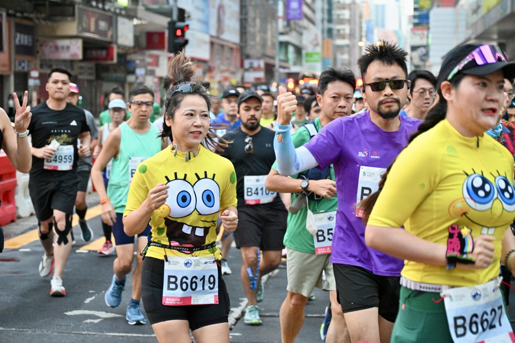 有跑手一齊扮「海綿寶寶」。