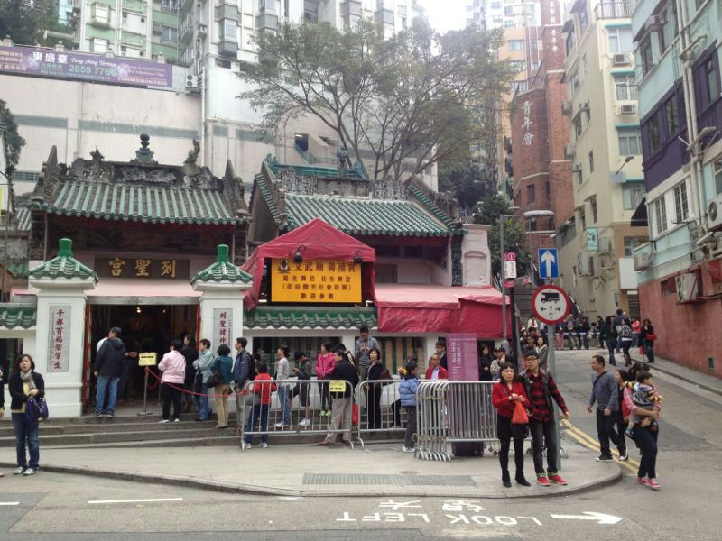 上环文武庙数百名市民排队等候摄太岁。资料图片