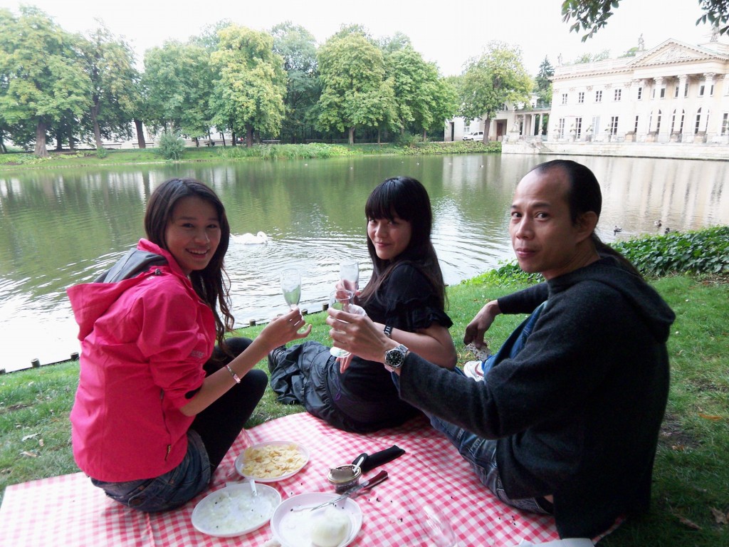 蘇民峰曾帶當時的女友、即現時的太太，與黃翠如拍有線節目《40日「峰」狂嘆世界》。