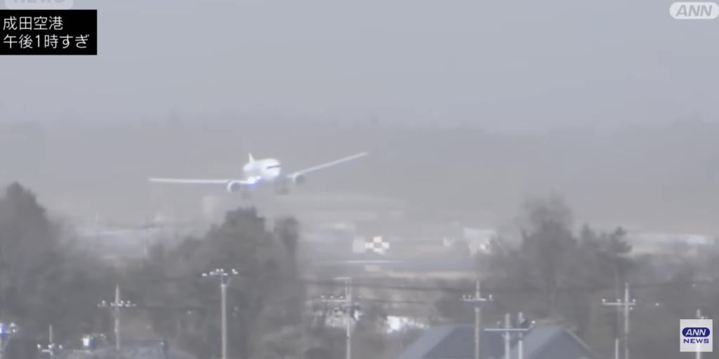 社交平台及日媒片段顯示，多架航機在著地前一刻機身劇烈搖擺，被迫緊急中止降落並抽頭爬升，場面十分驚險。ANNnews畫面截圖