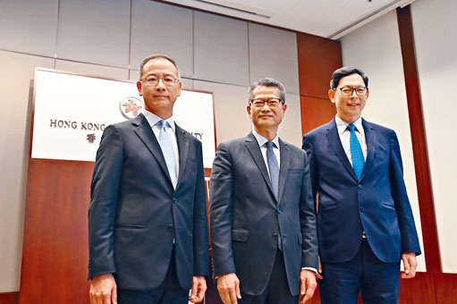 ■財政司司長陳茂波（中）宣布，委任余偉文（左）為金管局新任總裁，接替十月退休的陳德霖（右）。