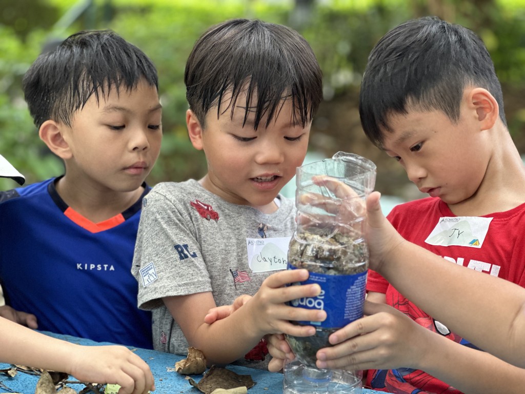 「Kids VS Wild 小小野人」適合5 - 7歲及8 - 10歲小朋友,2天日營裏學習戶外生存技巧,提升面對逆境的能力。(圖片來源:Acme Pro) 「Kids VS Wild 小小野人」適合5 - 7歲及8 - 10歲小朋友,2天日營裏學習戶外生存技巧,提升面對逆境的能力。(圖片來源:Acme Pro)