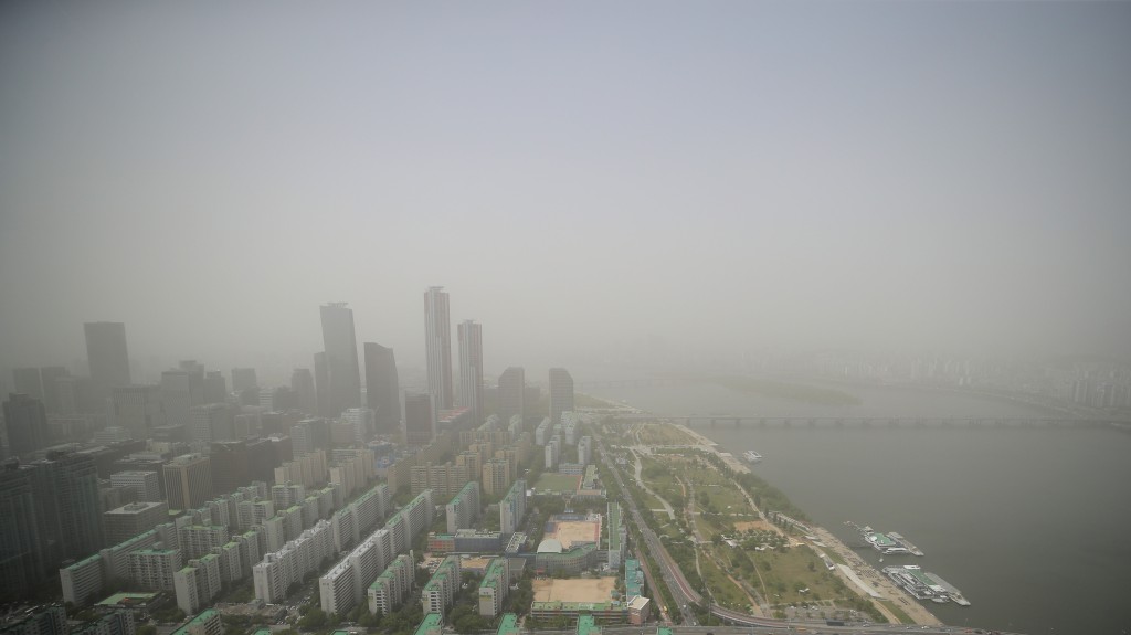 首尔过去曾受到沙尘暴影响，市区弥漫阵阵灰白黄沙。资料图片