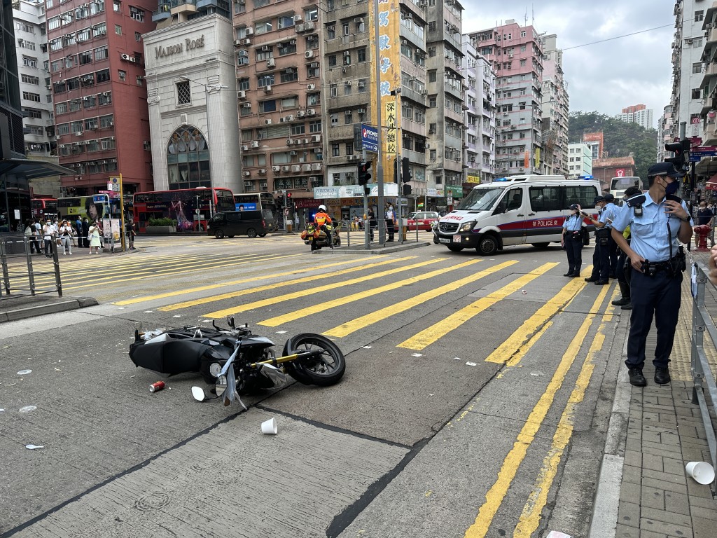 意外发生后，电单车横亘钦州街马路。(梁国峰摄)