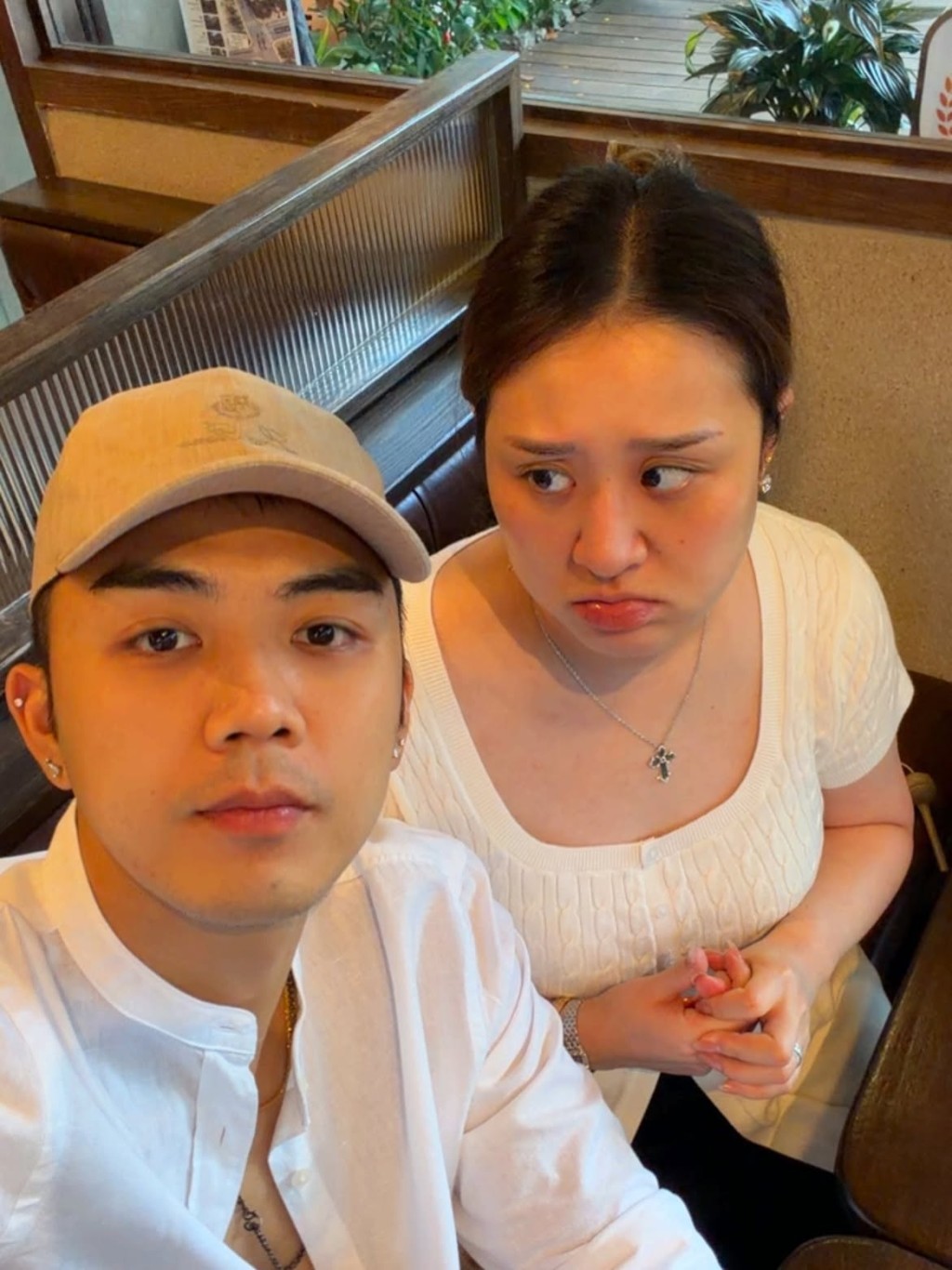 伍富橋的太太Shirley扁晒嘴,未知原因。 伍富橋的太太Shirley扁晒嘴,未知原因。