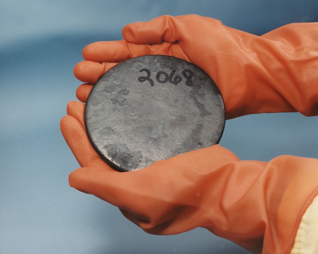 銀灰色的鈾金屬，受氧化而覆蓋一層黑色氧化物。 Wiki