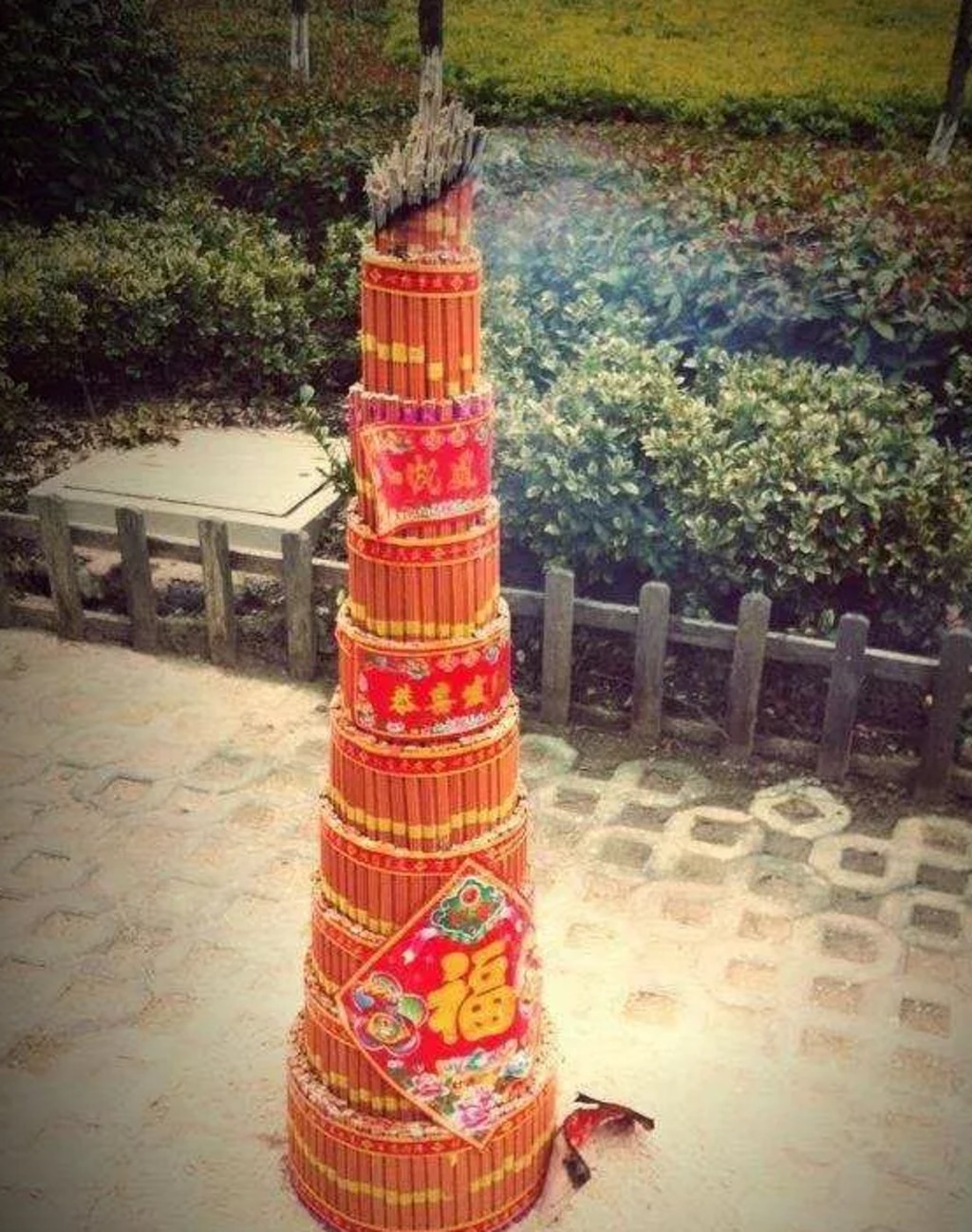 燃斗香拜神是江苏的民间习俗。
