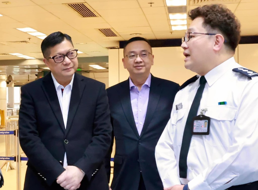 鄧炳強到羅湖口岸視察,了解人流及清關情況,入境處處長郭俊峯(中)亦有到場。 鄧炳強到羅湖口岸視察,了解人流及清關情況,入境處處長郭俊峯(中)亦有到場。
