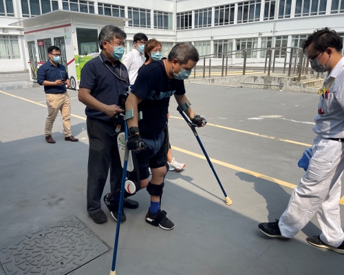 為推動社會關注脊髓損傷患者，港大醫學院將舉行機械腳接力賽，「包山王」黎志偉與三名傷健人士將參賽。港大圖片
