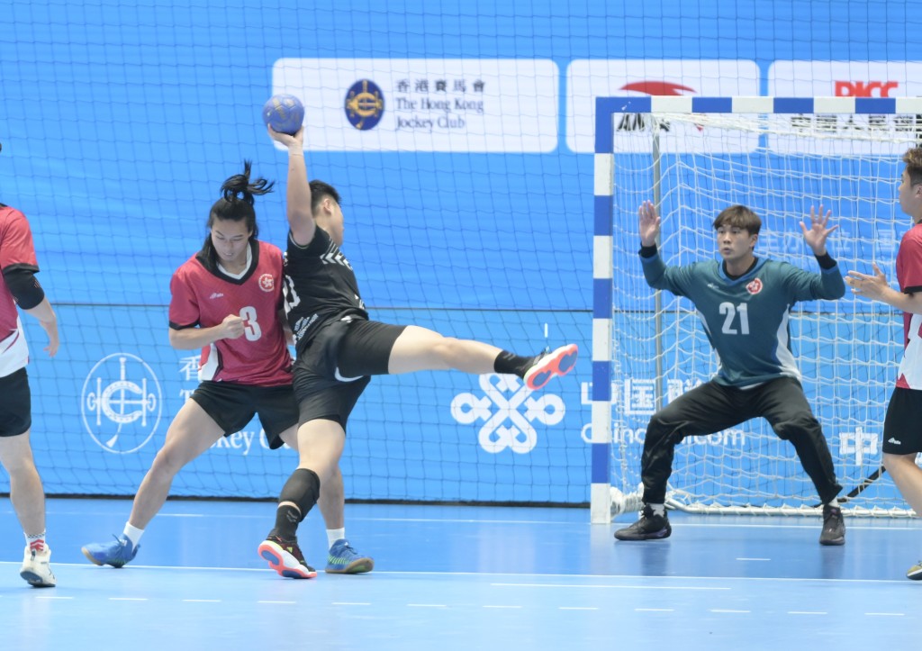 男子手球銅牌賽，港隊鬥北京。何君健攝