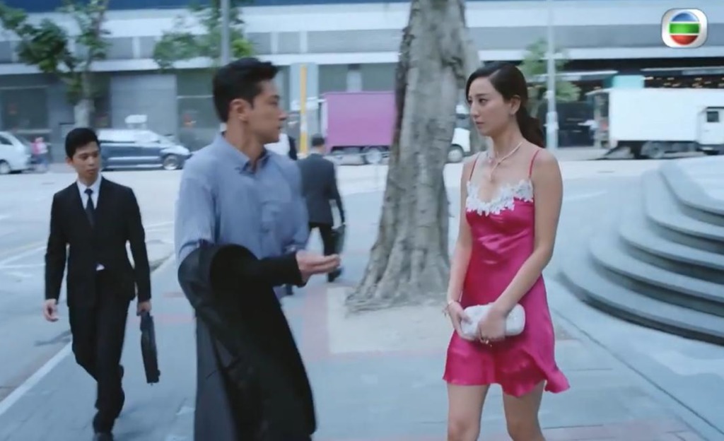 郑希怡生女后上围更丰满，她2020年拍TVB剧集《法证先锋IV》时，霸气脱剩桃红色内衣。
