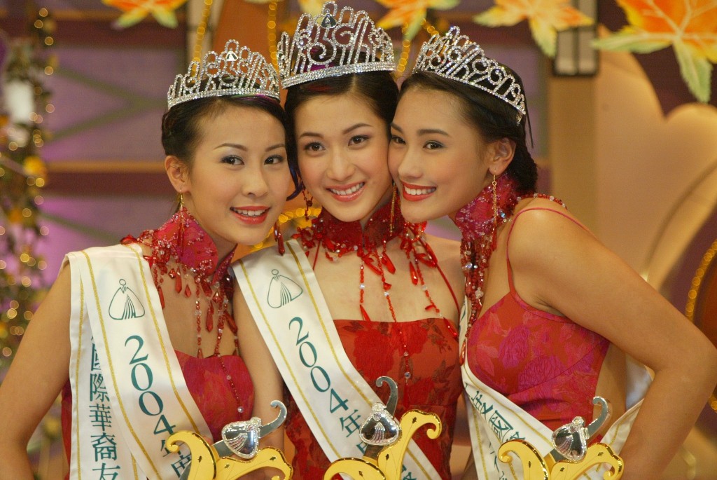 温哥华小姐锺嘉欣系2004年度国际华裔小姐冠军，击败香港代表曹敏莉，季军则是马尼拉小姐洪巧玲。